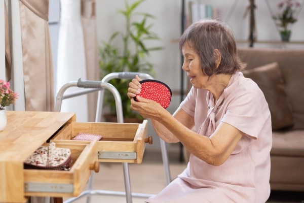 Spot Early Signs of Dementia in Loved Ones